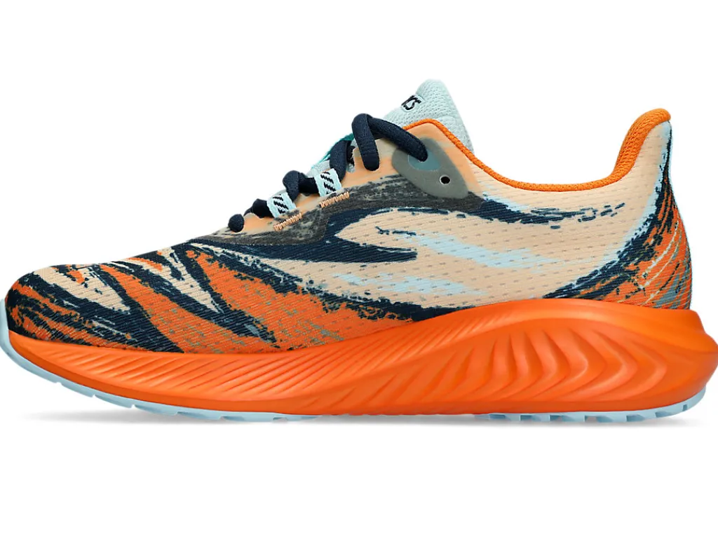 gelnoosa_tri__gs_3-4.webp ASICS NOOSA TRI™ | Run faster>GEL-NOOSA TRI 15 GS Apricot Crush/Bright Orange